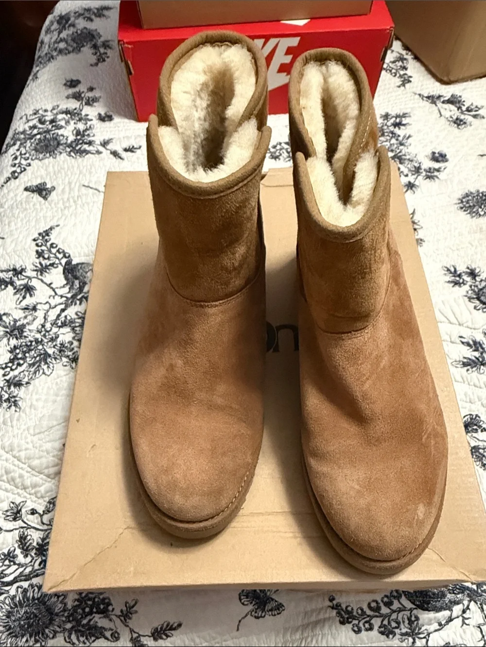 UGG Kristin Size 5 chestnut treadlite